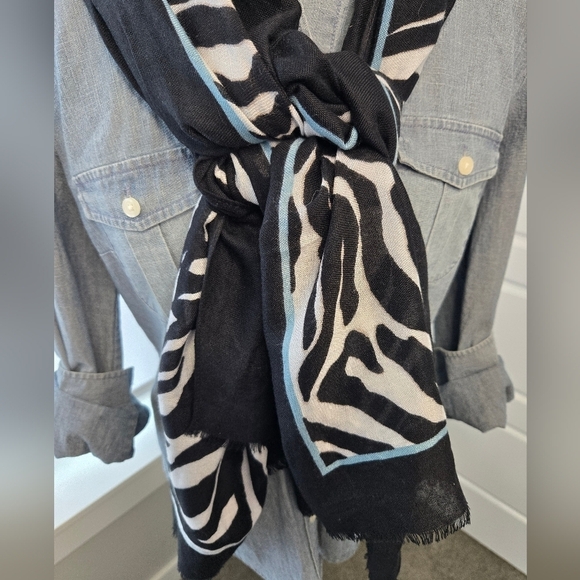 WHITE HOUSE BLACK MARKET WHBM BLACK WHITE ZEBRA PRINT LIGHTWEIGHT SCARF WOMEN OS - Picture 3 of 12